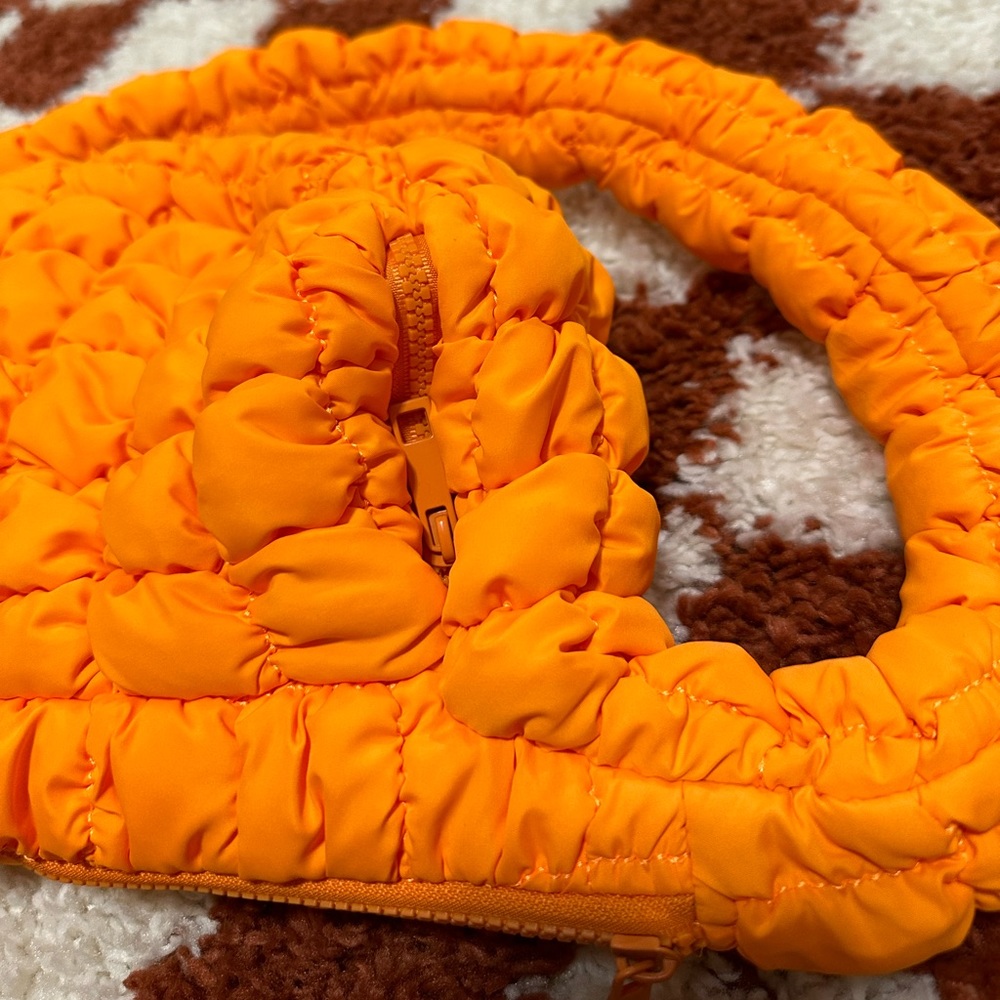 Urban Outfitters MAX QUILTED CROSSBODY BAG IN ORANGE - Picture 4 of 5